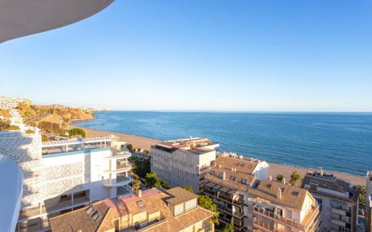 2 bed Luxury Penthouse 25m From The Sea